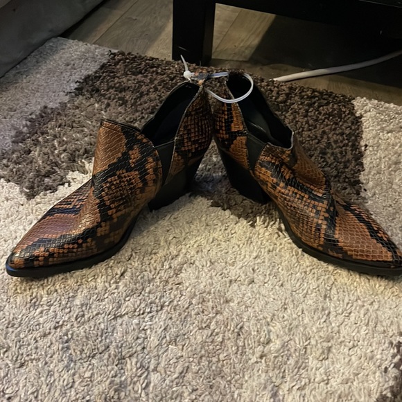 Marc Fisher snake skin boots size 5 - Picture 2 of 5